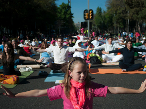 墨西哥数百人街头练瑜伽多名政府官员参加（图）