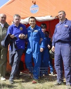5月14日，从国际空间站返回地球的日本宇航员若田光一在哈萨克斯坦着陆，接受体检后走出帐篷。（共同社）